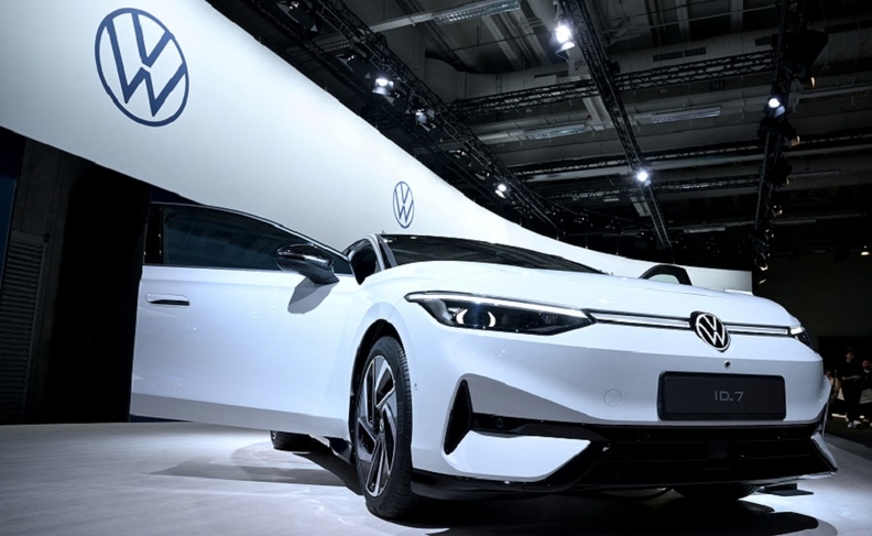 FILE PHOTO: Volkswagen AG Annual Shareholders Meeting