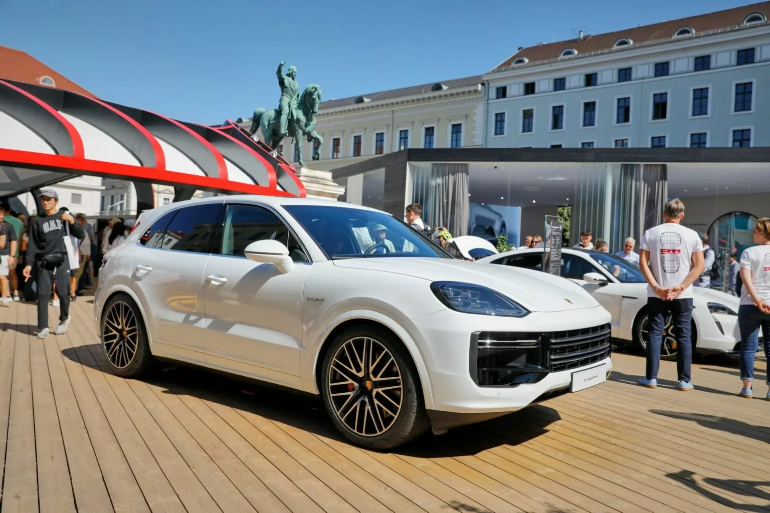 2024-Porsche-Cayenne-Turbo-E-Hybrid-5-1536x1024