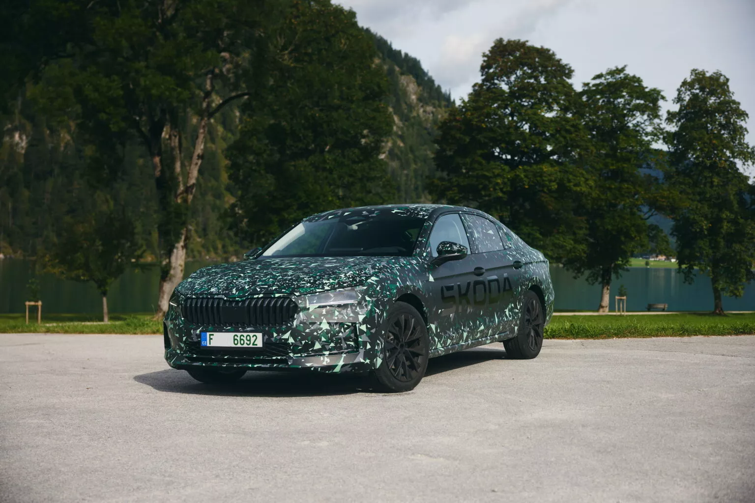 2024-Skoda-Superb-Hatchback-Camo-1-1536x1024