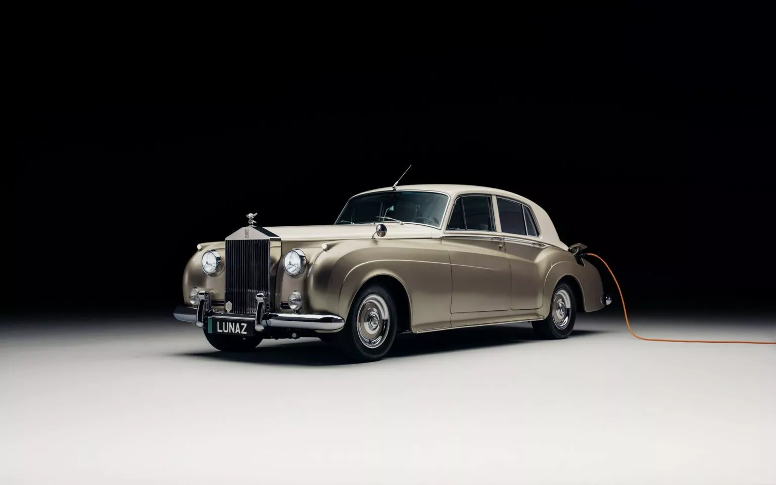 Lunaz-Rolls-Royce-Silver-Cloud-II-1-1536x960