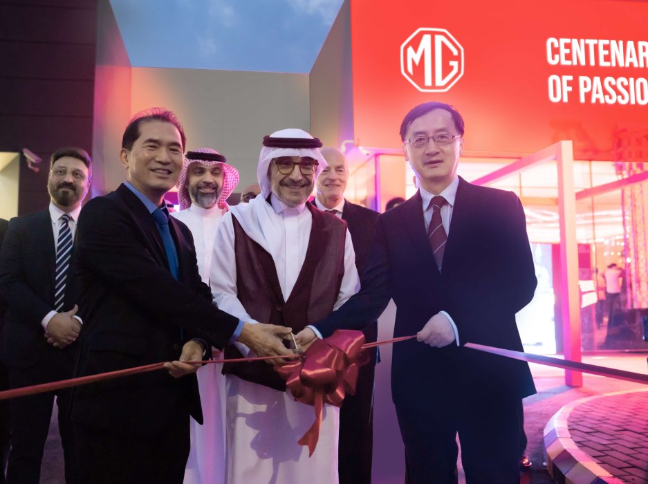 Image 3 - Ribbon cutting to mark the occasion of the MG Jeddah showroom opening