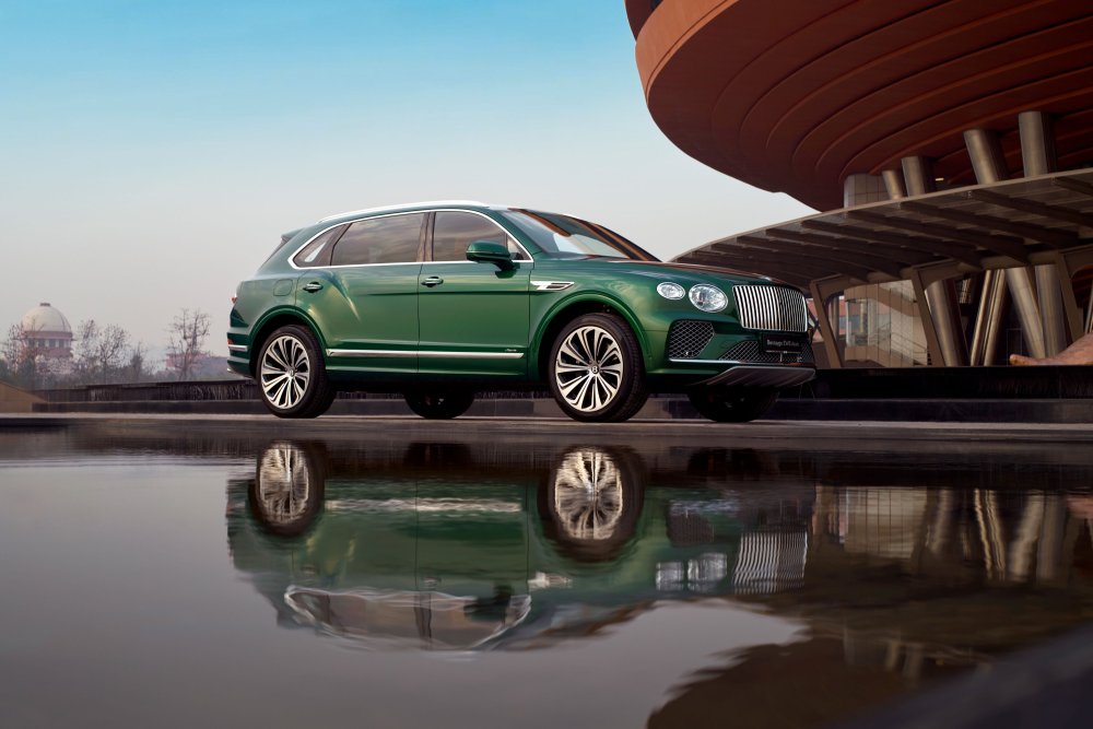 Image 3 - Mulliner Opulence Edition Bentayga EWB Azure