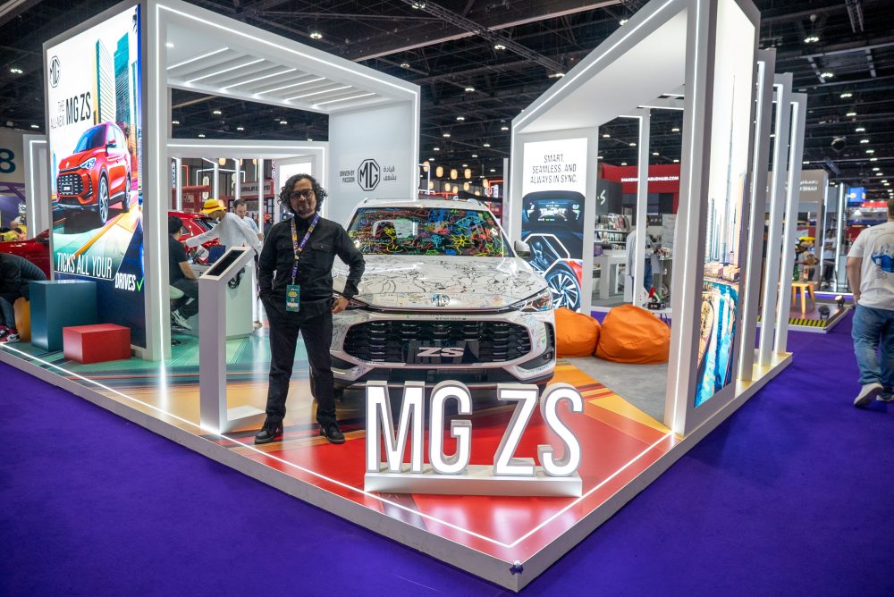 الصورة 1 - فنّان رسم المانغا هندري براسيتيا مع MG ZS في معرض الشرق الأوسط للأفلام والقصص المصورة 2025